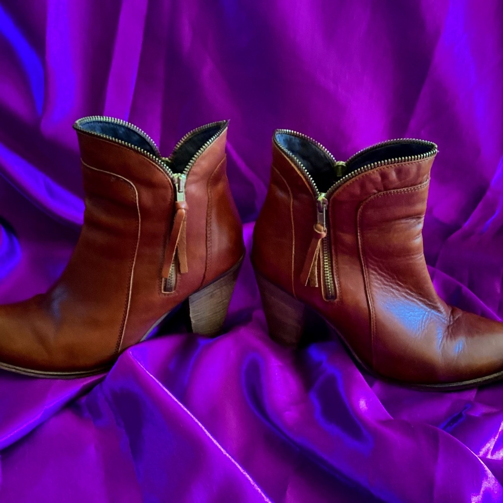 Manfield Leather Double Zipper Bootie